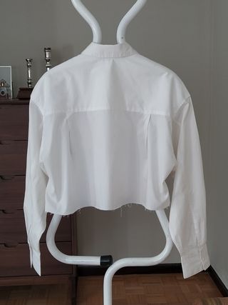 Camisa blanca Stradivarius cropped T-S