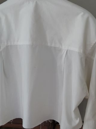 Camisa blanca Stradivarius cropped T-S