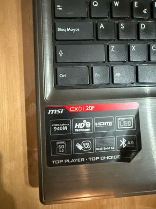 Portátil MSI negro seminuevo + ratón + cargador