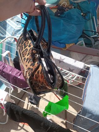 Bolso mano leopardo charol