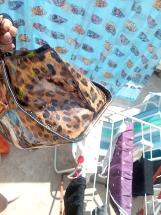 Bolso mano leopardo charol