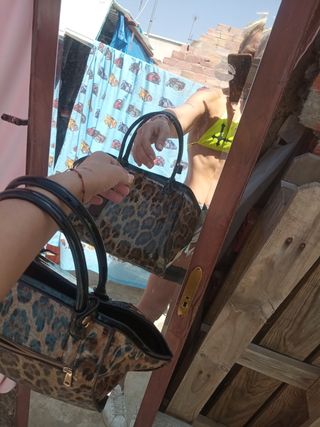 Bolso mano leopardo charol