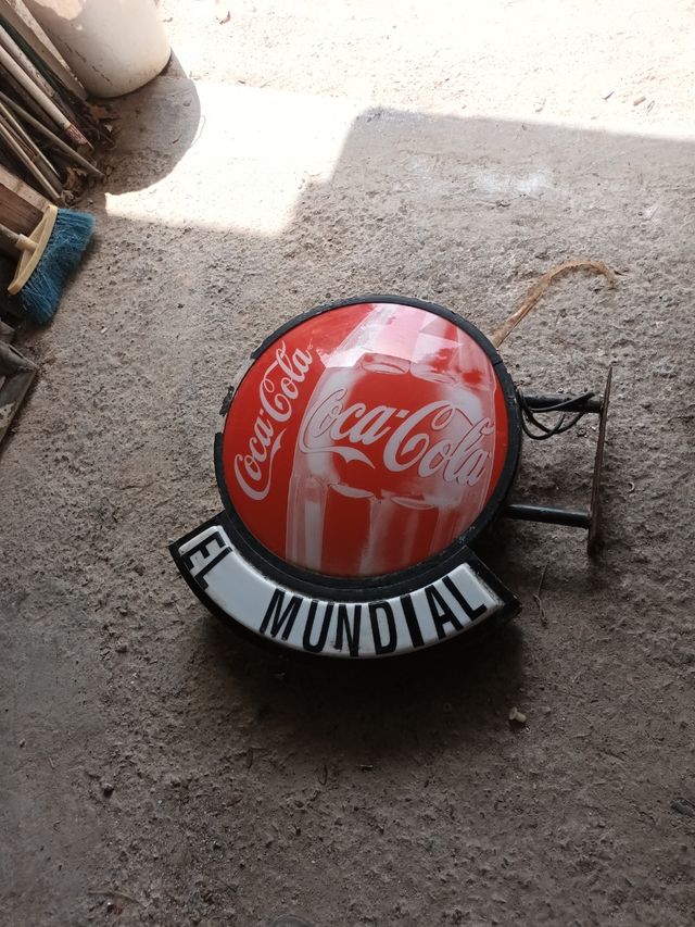 Cartel luminoso en banderola funcionando