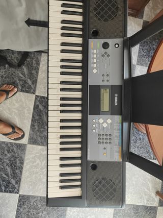 Teclado Yamaha PSR-E233