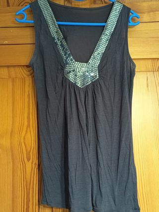 Top gris con lentejuelas