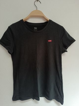 Camiseta Levi’s Negra – Estilo y Comodidad Clásico