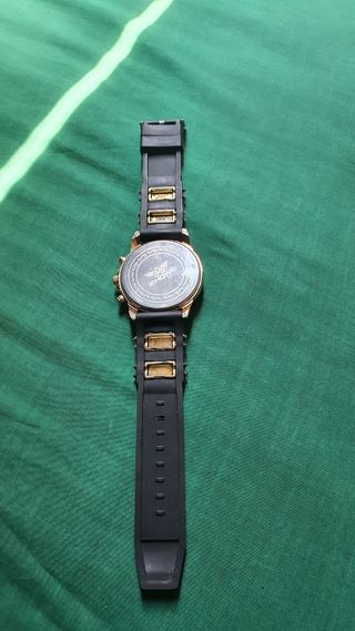 Reloj deportivo dorado