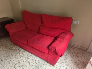 Sofá rojo de tela