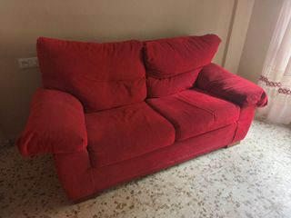 Sofá rojo de tela