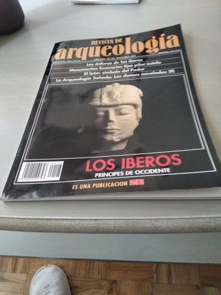 Revistas de  Arqueología Desperta Ferro y libro.