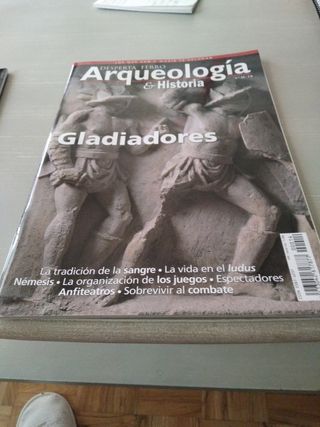 Revistas de  Arqueología Desperta Ferro y libro.