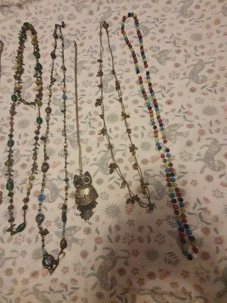 Colgantes de colores variados