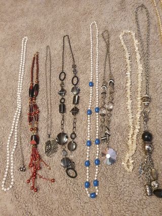 Colgantes de colores variados