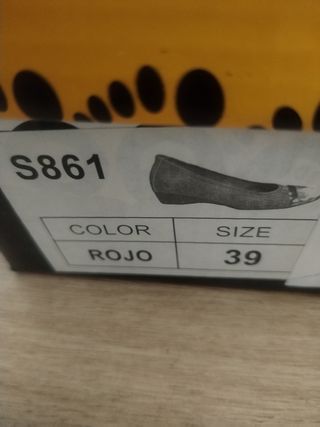 Zapatos rojos de tacón bajo
