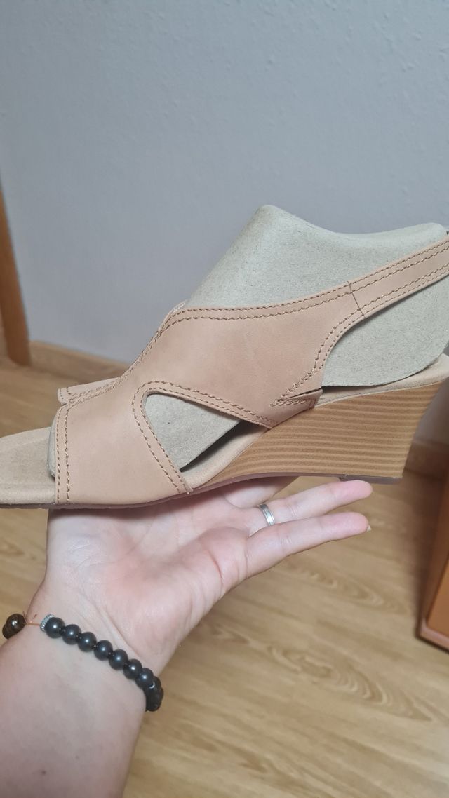 Sandalias Clarks beige cuña Kyarra Aster