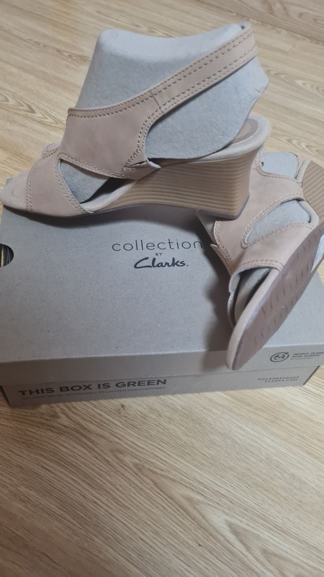 Sandalias Clarks beige cuña Kyarra Aster