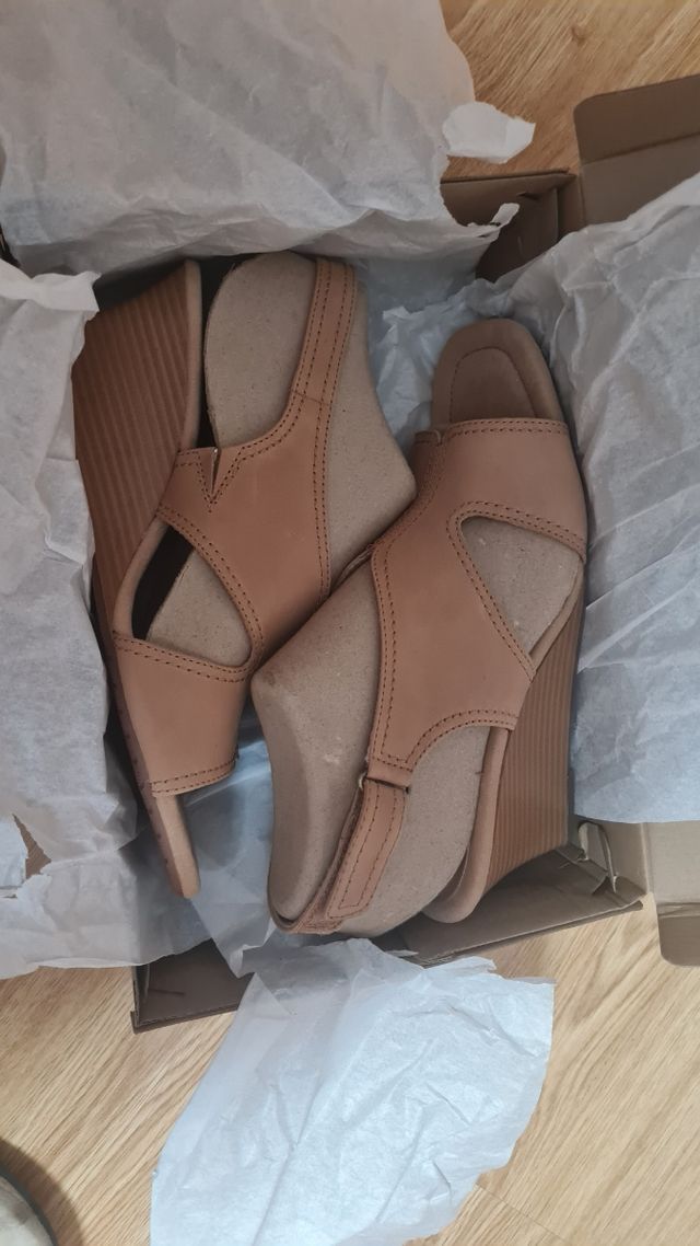 Sandalias Clarks beige cuña Kyarra Aster