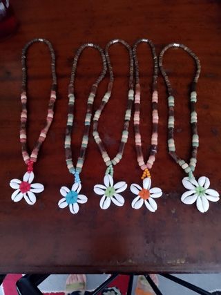 Collares con flores de concha