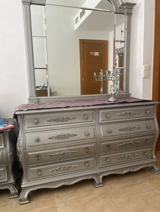 Mesitas, cómoda y espejo.