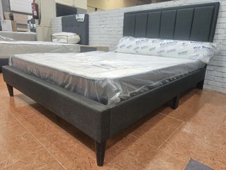 Cama gris con somier, colchón y cabecero
