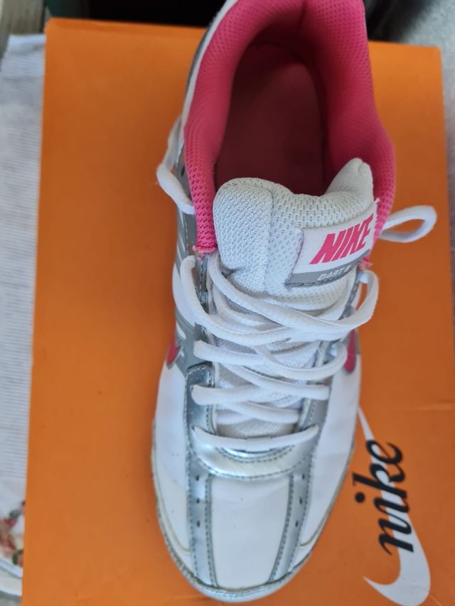 Scarpe Nike rosa e bianche