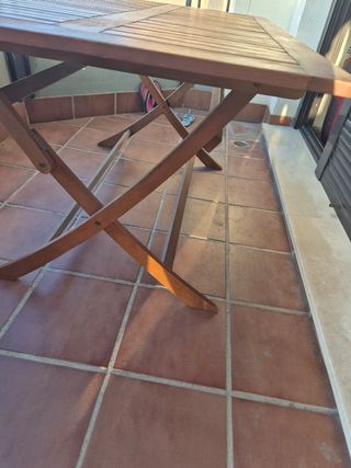 Mesa de 150x90 y 3 sillas de madera.