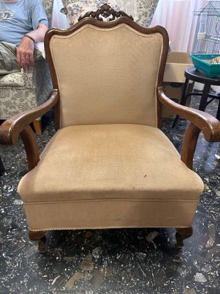 Butaca antigua de madera y terciopelo