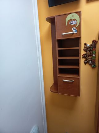 Estantería de madera marrón