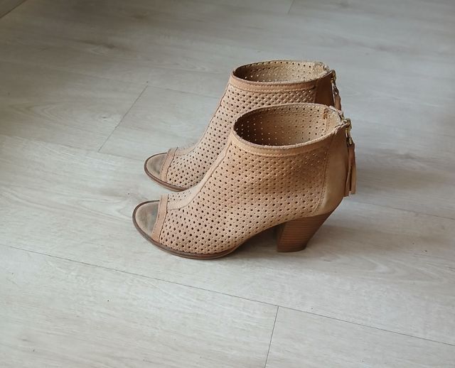 Sandalia  botín beige peep-toe