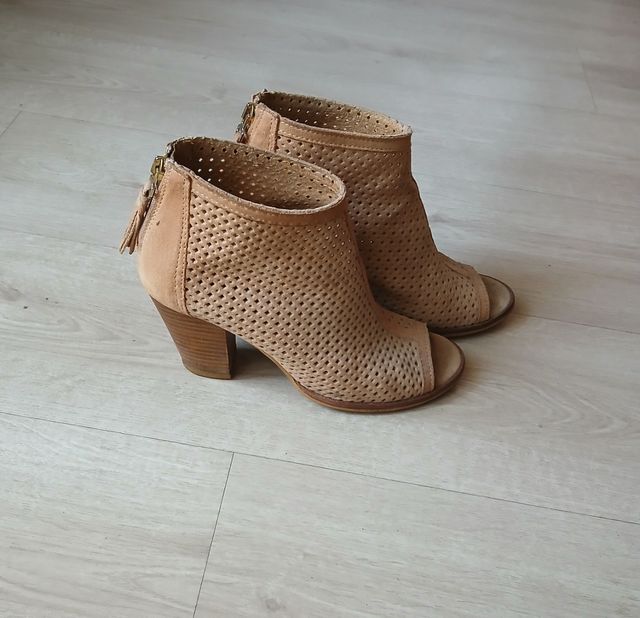 Sandalia  botín beige peep-toe