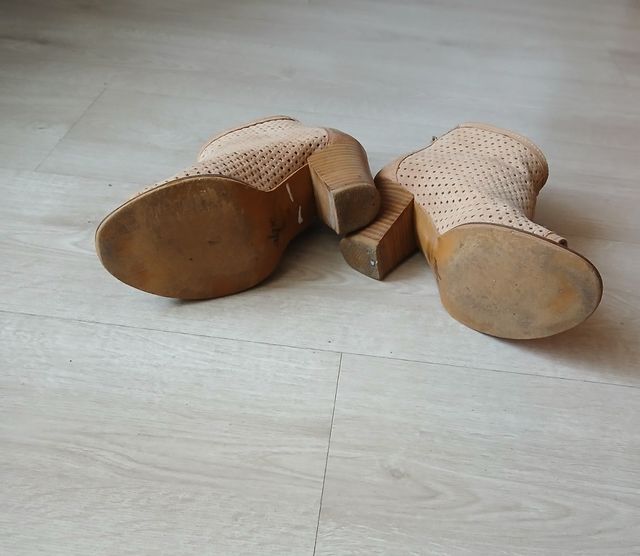 Sandalia  botín beige peep-toe