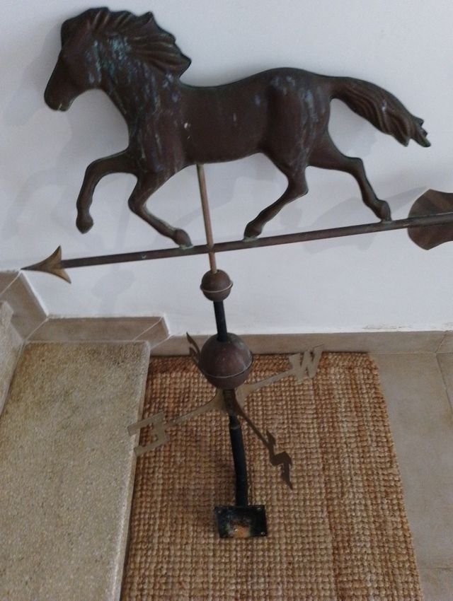 Banderuola vintage a forma di cavallo in metallo