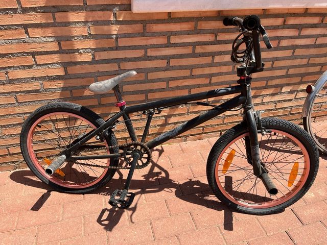 BMX negra con llantas rojas
