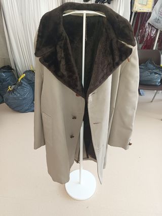 Abrigo beige con cuello marrón