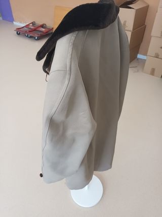 Abrigo beige con cuello marrón