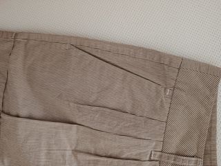 Pantalón corto a rayas beige-blanco