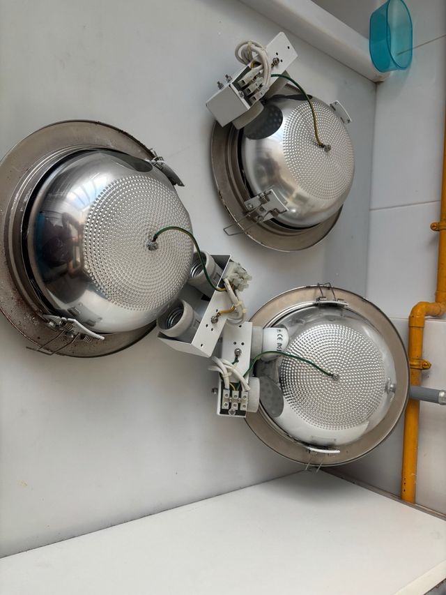 3 Focos empotrables aluminio.