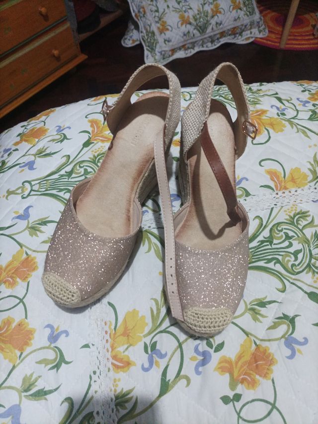 Sandalias cuña doradas