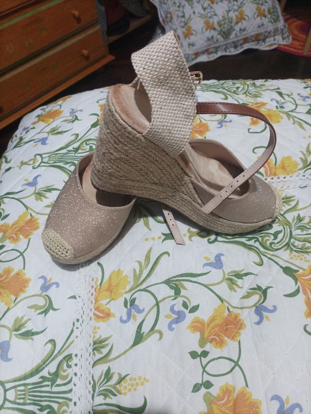 Sandalias cuña doradas
