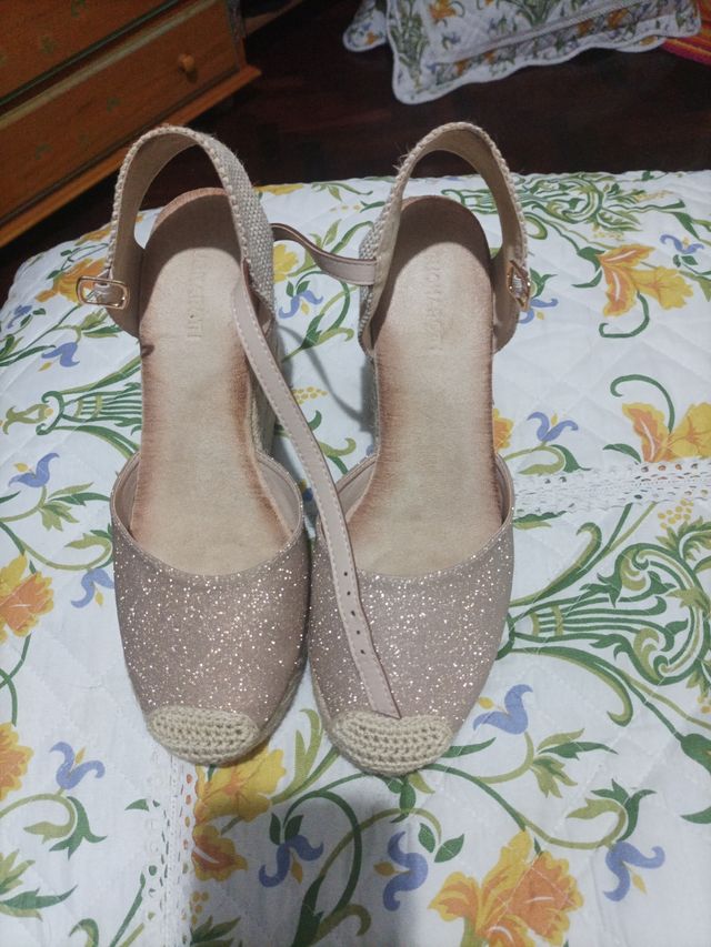 Sandalias cuña doradas