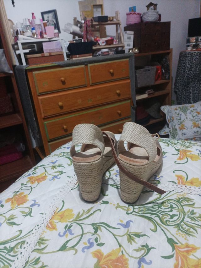 Sandalias cuña doradas