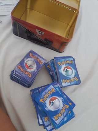 Caja metalica Pokemon - unas 400 cartas