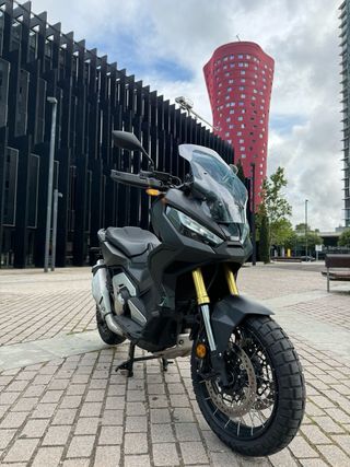 Honda X-ADV 750 - Moto Negra

