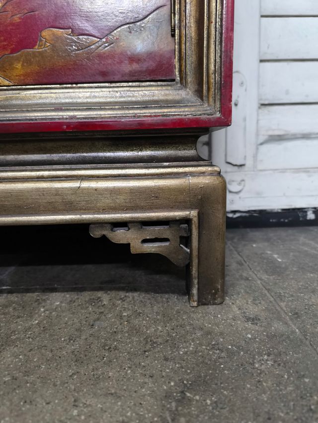 Armario chino lacado rojo y dorado. Vintage