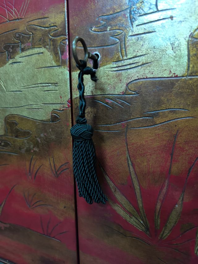 Armario chino lacado rojo y dorado. Vintage