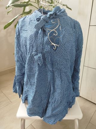 Blusa azul estampada