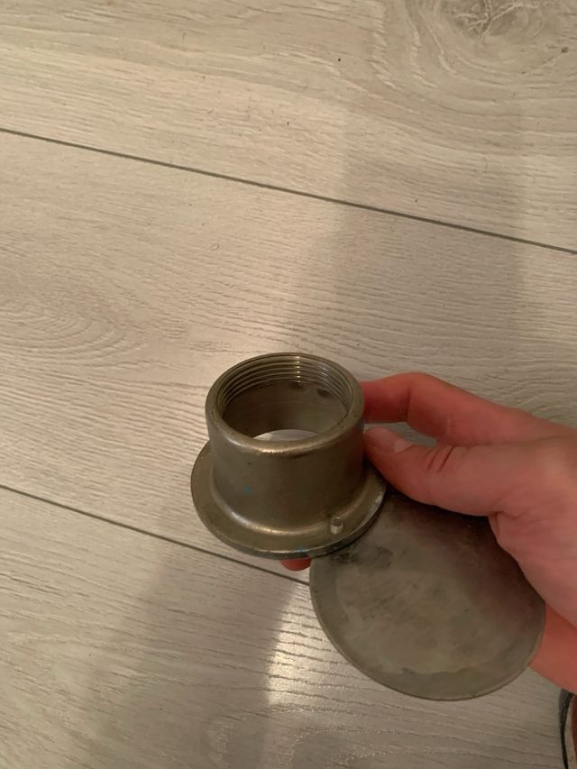 Desagüe metálico plateado con tapa