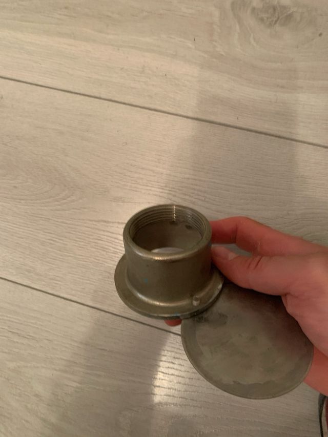 Desagüe metálico plateado con tapa