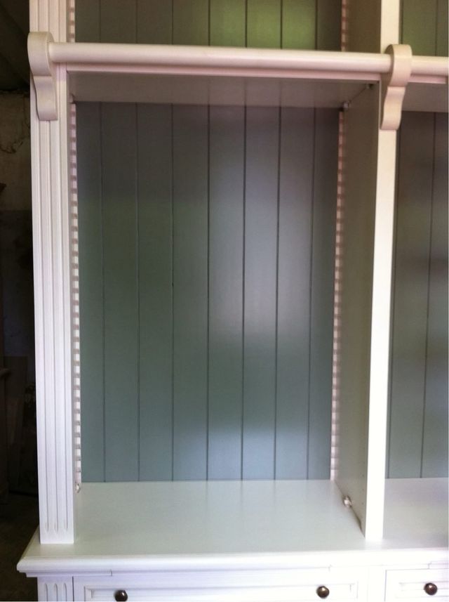 Libreria bianca e grigia in legno