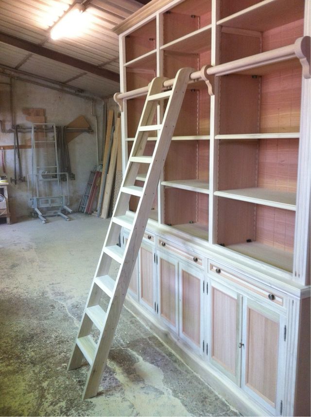 Libreria bianca e grigia in legno